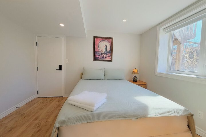 Cozy Rooms in Bright Walkout Suite - Newly Renovated 2026