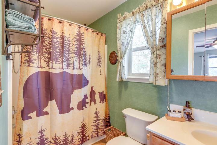 Peaceful Cabin Retreat - 9 Mi to Murphy!