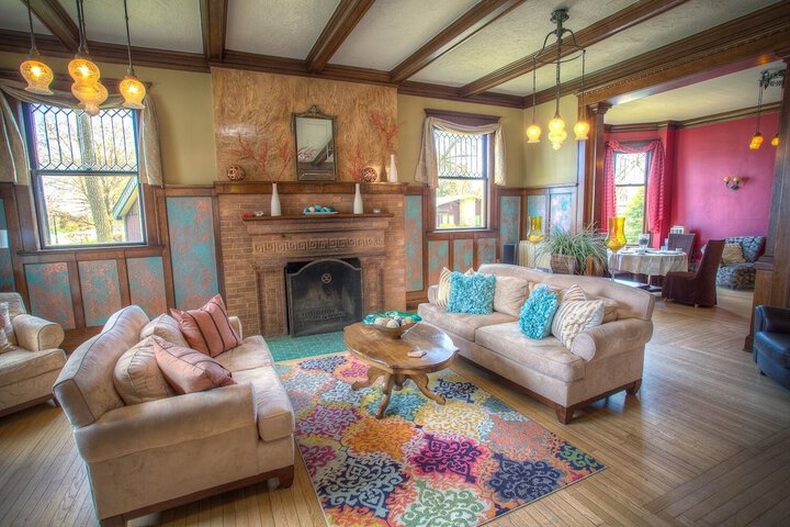 Lounge 17 of 17
