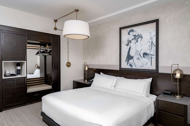 Hotel Fort Des Moines Curio Collection by Hilton