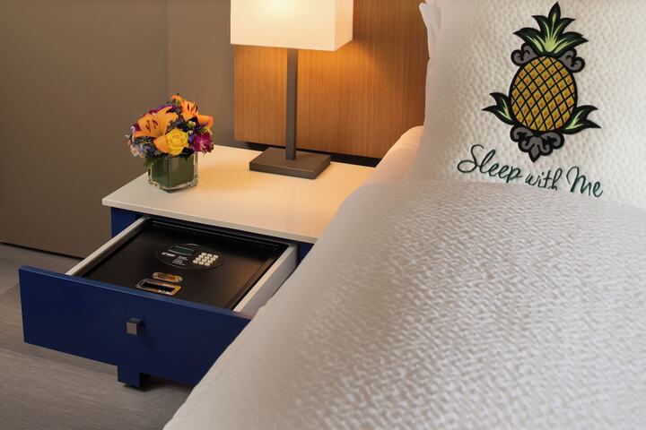 Staypineapple Hotel Rose, Downtown Portland