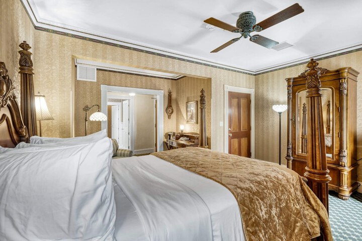 Room 103 of 128