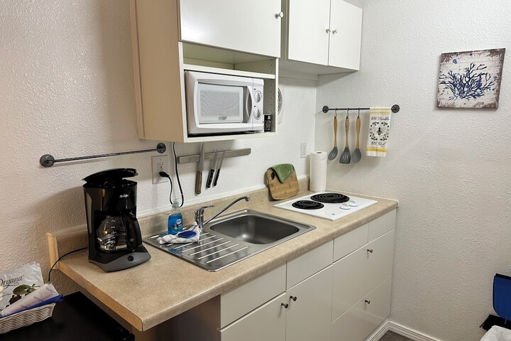 Tillicum Beach Motel (Deanes Oceanfront Lodge)