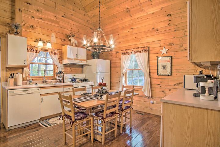 Rustic Rothbury Cabin w / Resort Amenity Access!