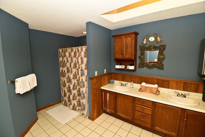 Room 9 of 32