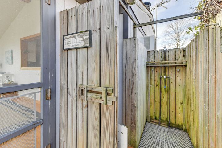 Riverfront Colonial Beach Home w / Private Beach!