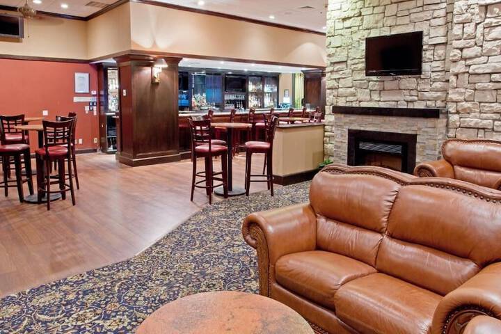Lounge 32 of 40