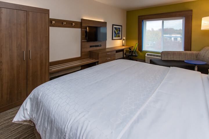 Room 102 of 135