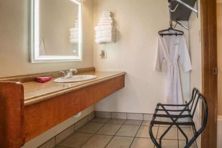 Shady Acre Inn and Suites