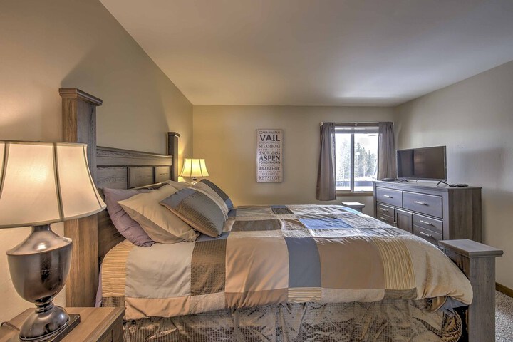 Lakefront Dillon Condo w / Pool Access: Near Skiing