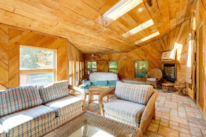 Spacious Woodbury Home w / Pool + Hot Tub!