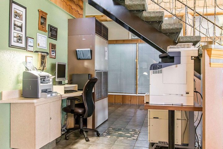 Business Center 33 of 34