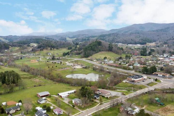 Charming 4 bedroom farmhouse with large backyard for entertaining