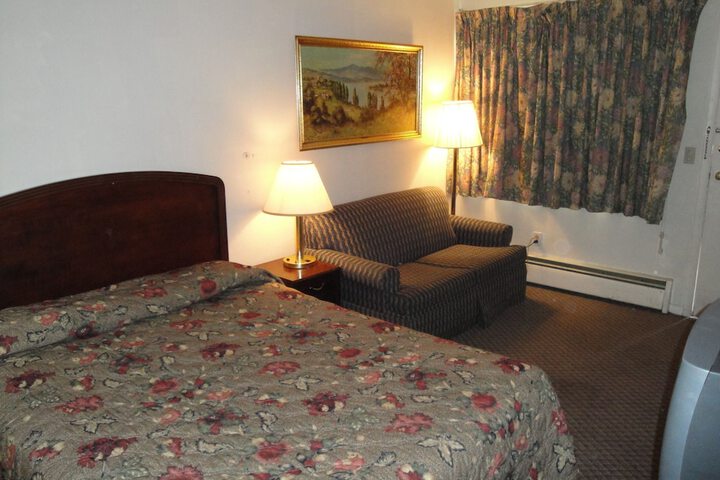 Room 10 of 14
