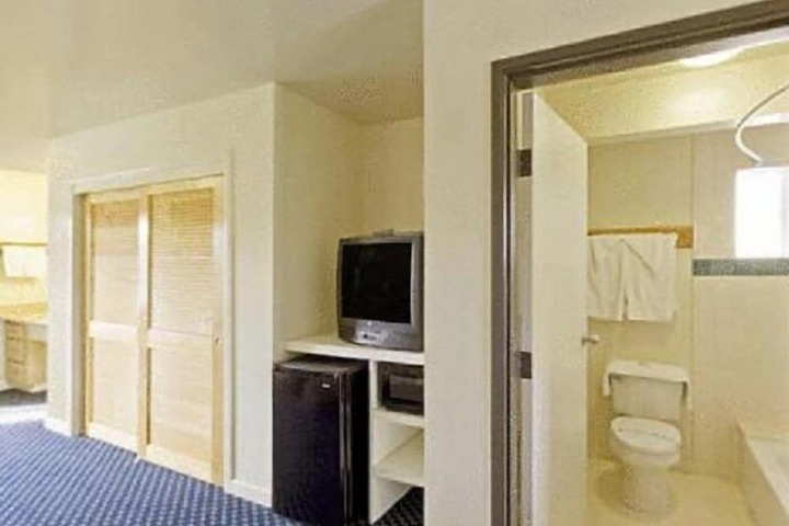 Room 5 of 13