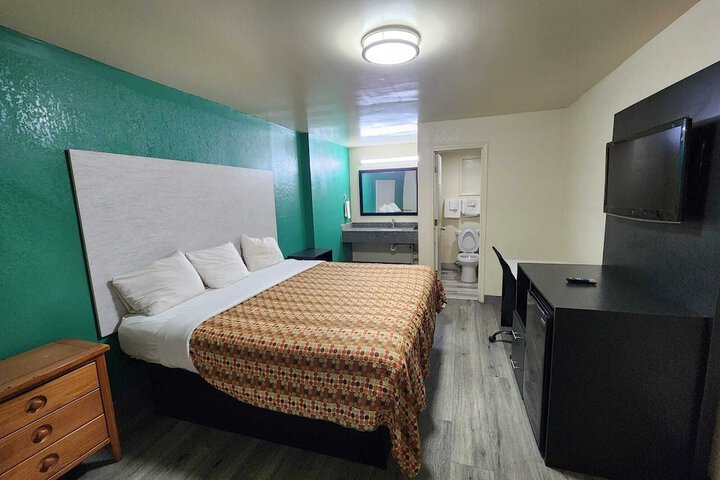 Room 16 of 38