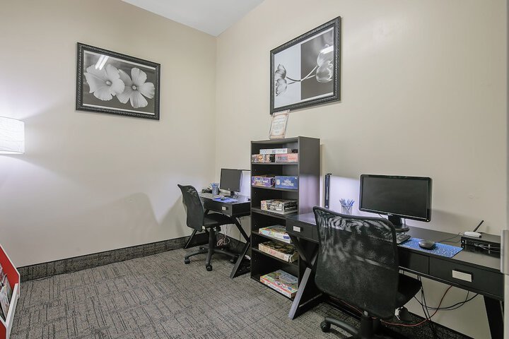 Business Center 32 of 34