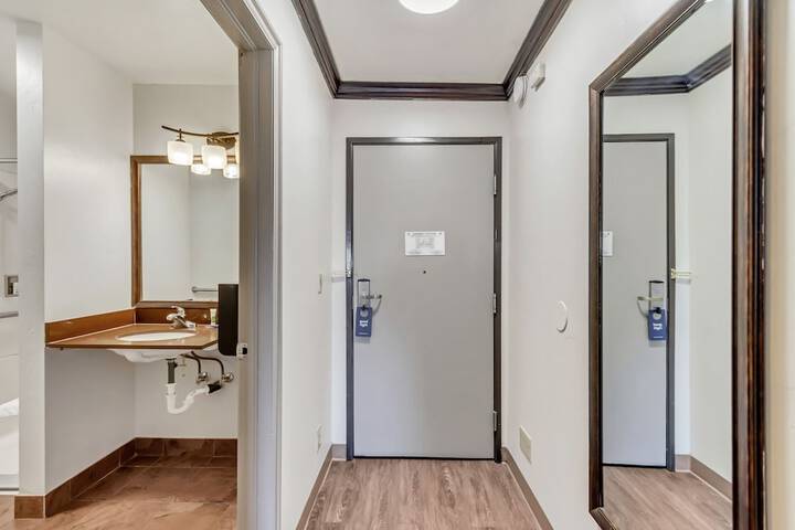 Room 32 of 103