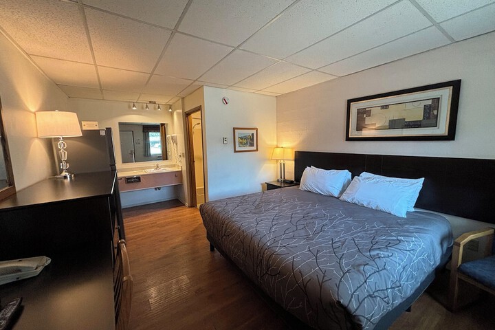 Room 10 of 28