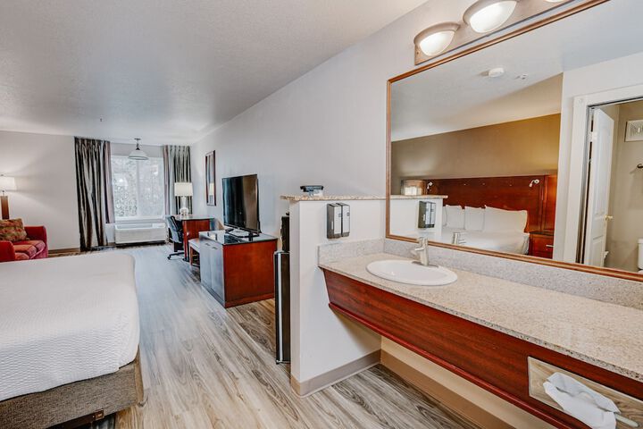 The Ashley Inn & Suites