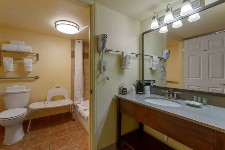 Room 11 of 28