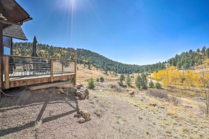 Mtn-view Cabin w / Deck 3 Mi to Cripple Creek!