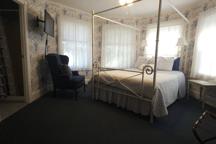 Room 108 of 125