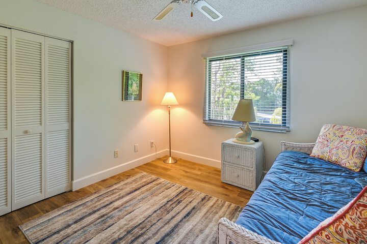 3 Mi to Beaches: Naples Condo w / Pool Access!