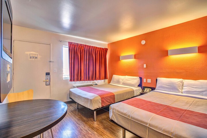 Room 15 of 33