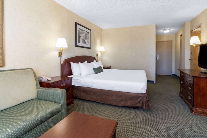 Ramada by Wyndham Reno Hotel and Casino