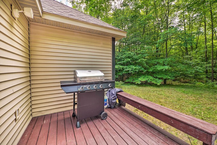 Cozy Whitehall Hideaway w / Hot Tub + Chiminea!