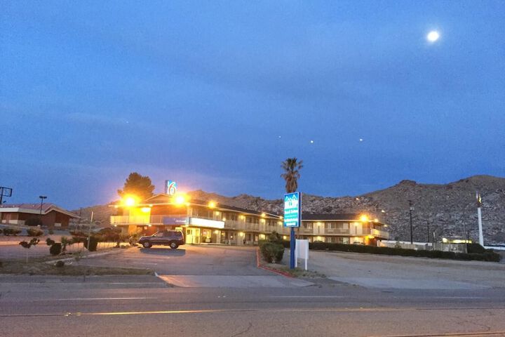 Hilltop Inn & Suites