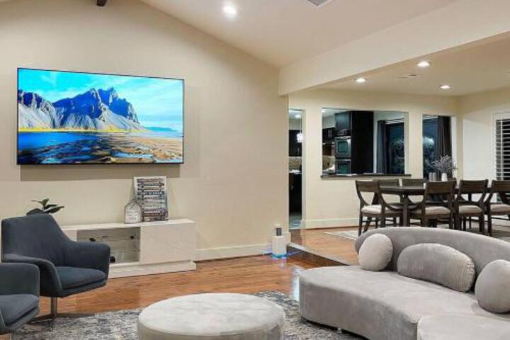 Cheerful 5 Bedroom Home with Heated Pool