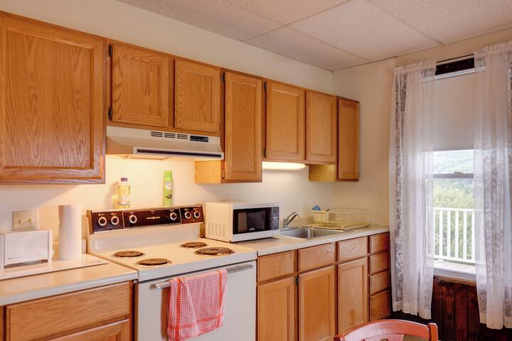 Lawrenceville Apartment w / Deck Near Gaming Lands!