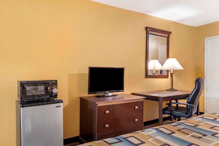 Room 25 of 28
