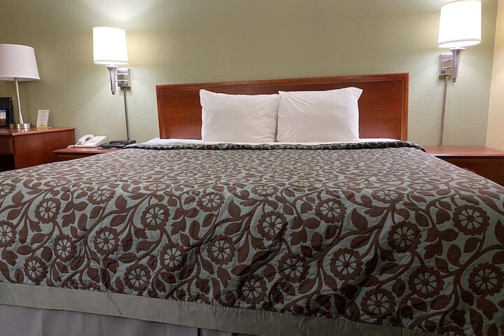 Room 17 of 37