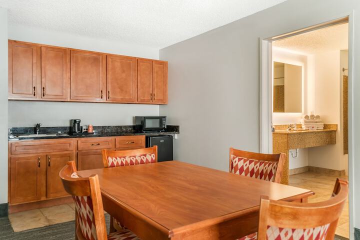 Country Inn & Suites by Radisson Rossford - Toledo South
