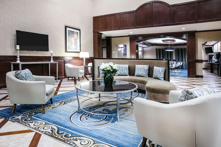 La Quinta Inn & Suites by Wyndham DFW Airport West - Euless