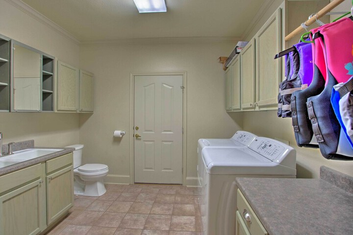 Spacious Stallion Lake Ranch Home w / Patio