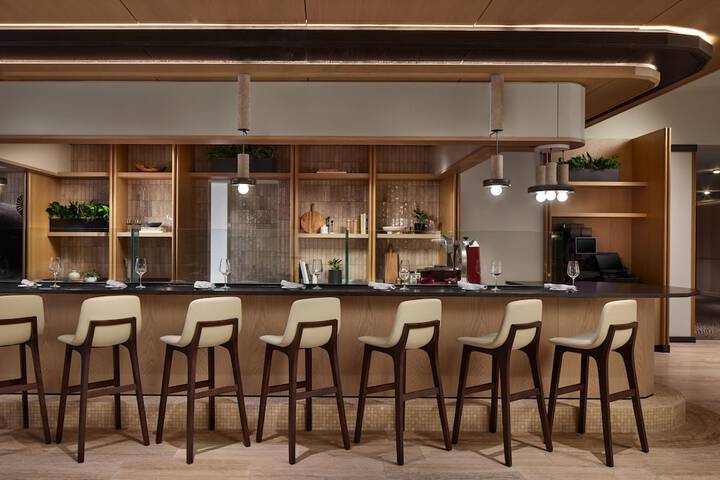 Lounge 136 of 155