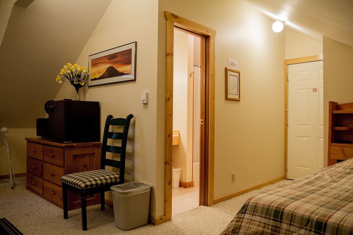 Whittakers Motel & Historic Bunkhouse