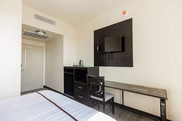 Room 8 of 17