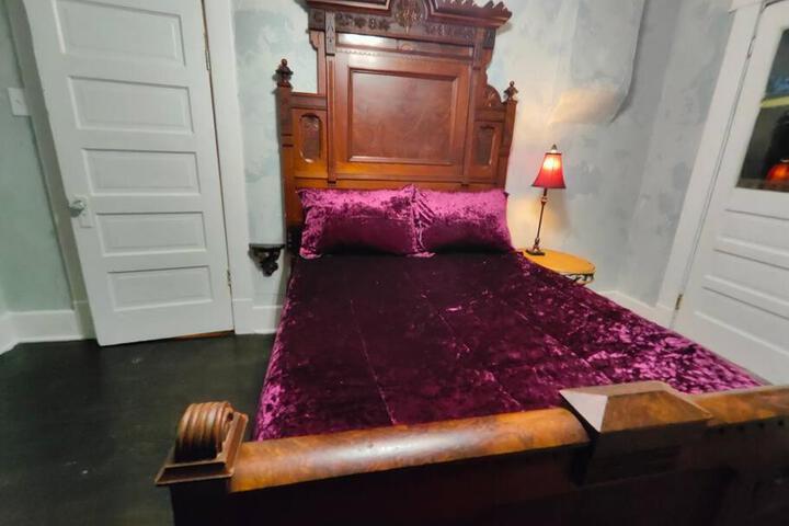 The vampires den downtown big house, pets ok