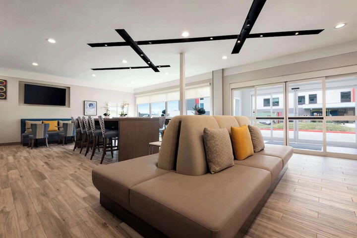 Days Inn & Suites by Wyndham Beaumont West / I-10 & Walden