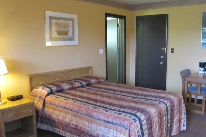 Colonial Inn Motel