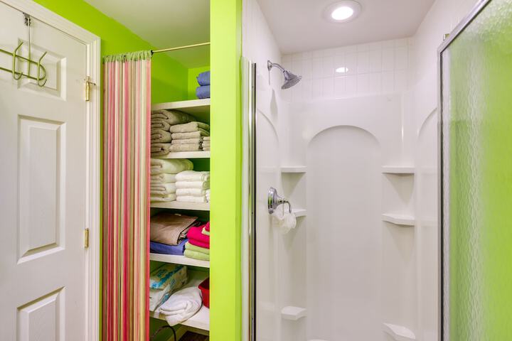 Charming Old Saybrook Home: Half-mi to Sand & Sea!