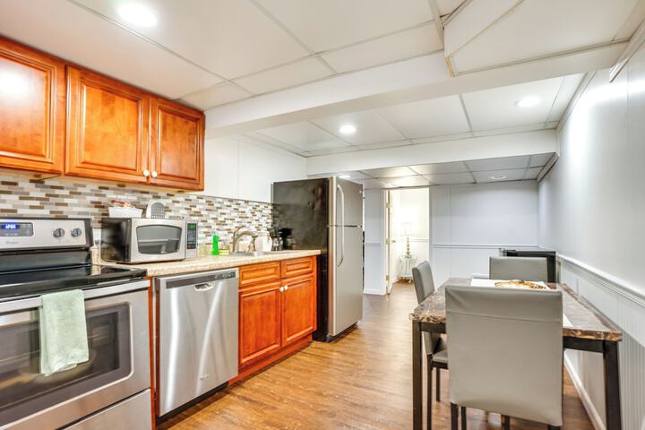 Shared Yard 4 Mi to Nyc: Englewood Apartment!
