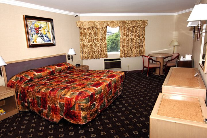 Room 21 of 37