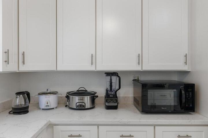 Molivu Homes 3BR - NewRemodel PetFriendly, Yard