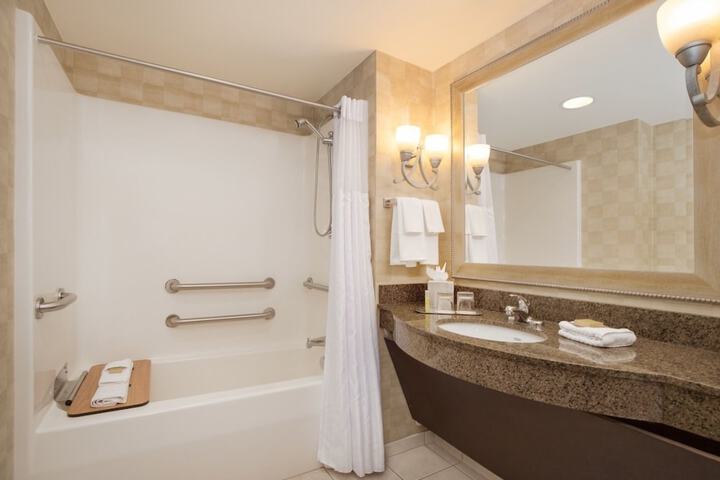DoubleTree by Hilton Bay City - Riverfront